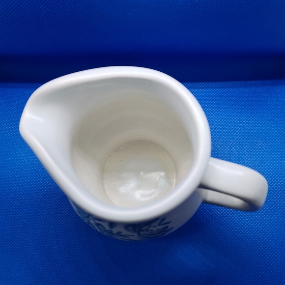 Vtg 4.5" Pfaltzgraff Yorktowne Blue Flower Stoneware Creamer Pitcher, Marked 24 - Picture 3 of 6
